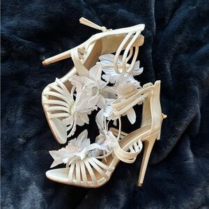 Barely worn beautiful white heels